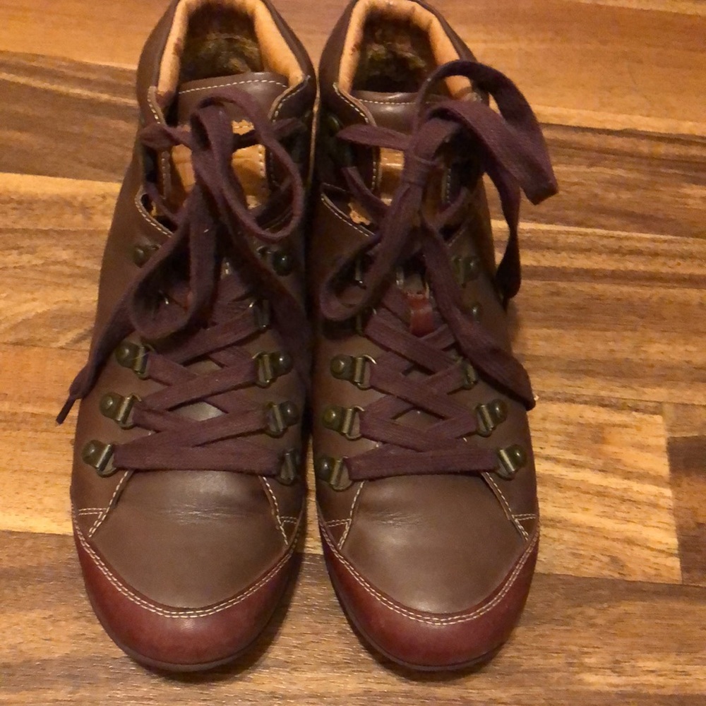Pikolinos! All soft calf leather lace up mid bootie.
